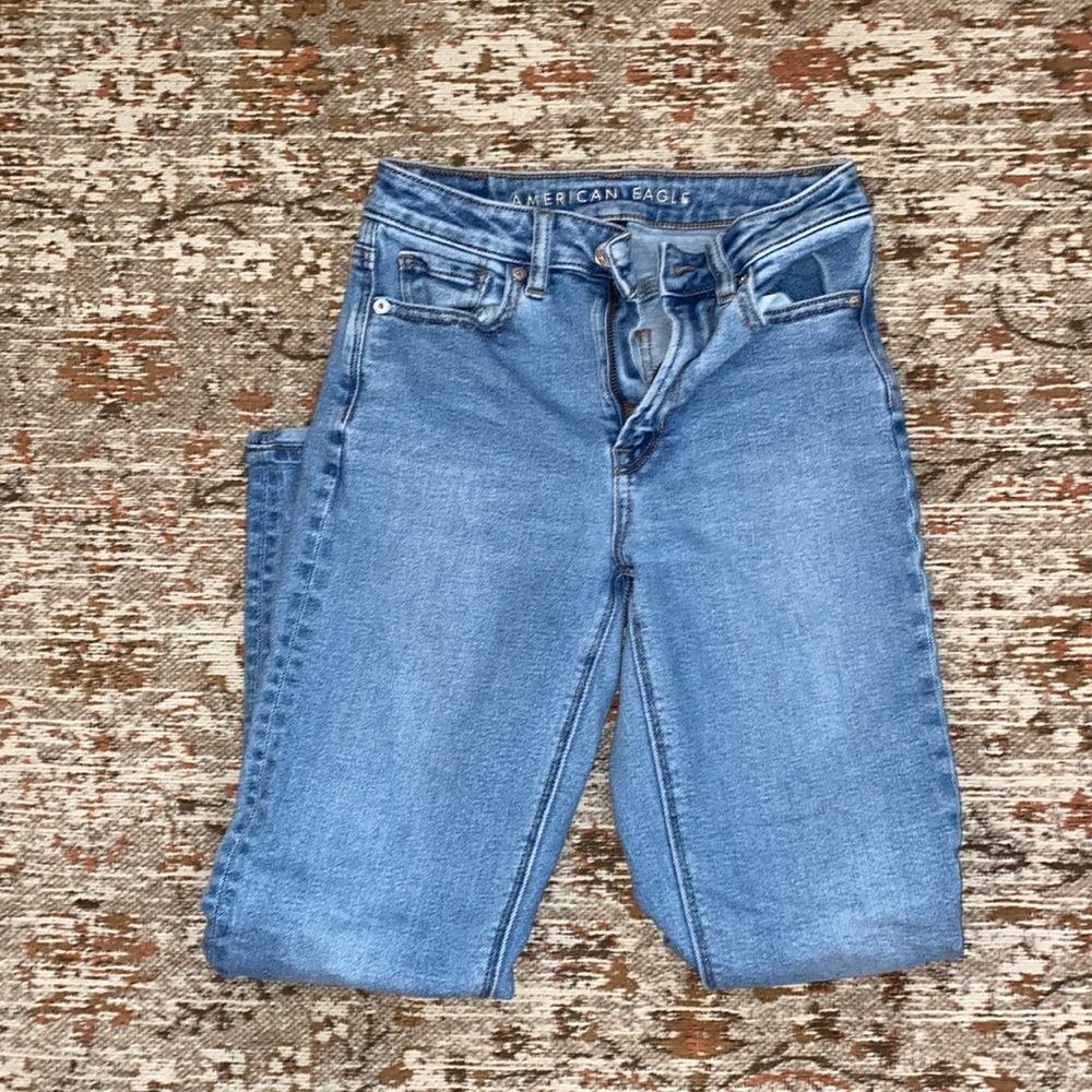 AMERICAN EAGLE MOM JEAN